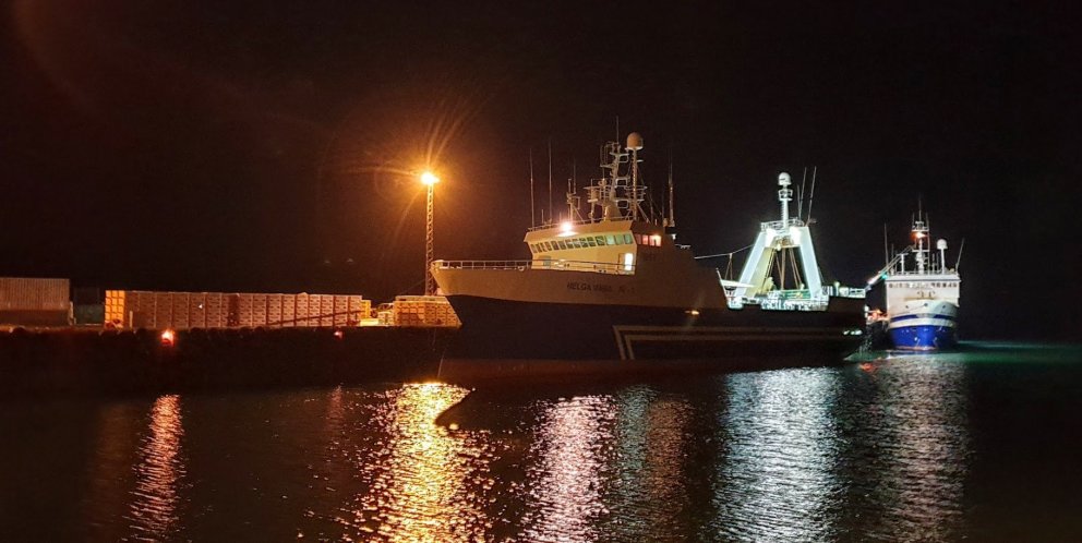 Landað úr Helgu Maríu RE-1 og Sóleyju Sigurjóns GK-200 við Norðurgarð miðvikudagskvöldið 3. nóvember…