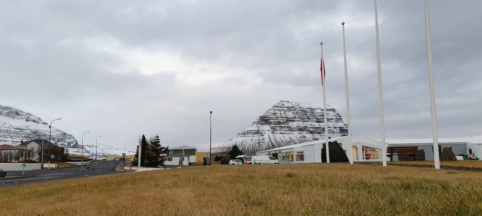 Pólska fánanum var flaggað í miðbæ og við grunnskóla í morgun. Lognið í Grundarfirði gerir okkur erf…