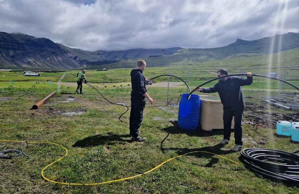Frá framkvæmdum við borun og prófun sumarið 2023, starfsmenn Borlausna ehf. á vettvangi.