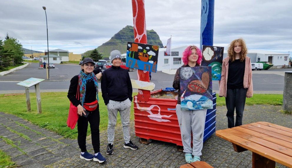 Thora Karls og nemendur listavinnuskólans í ár við hluta af verkum sínum - málverk sem byggja á þema…