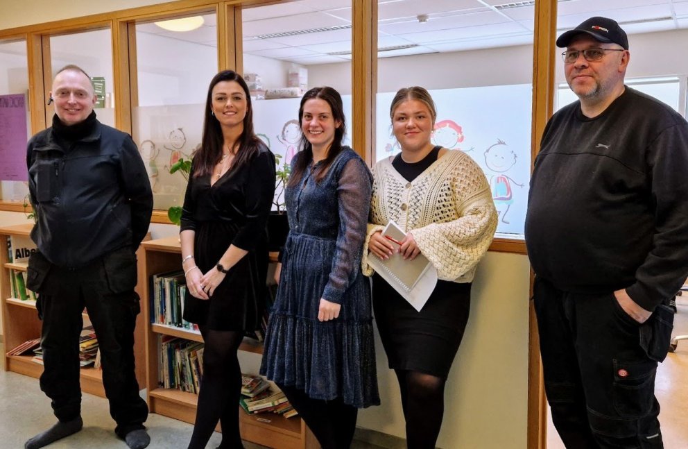 Bergvin Sævar, til vinstri á mynd, sinnir m.a. umsjón með húsnæði leikskólans. Hér er hann með Margr…