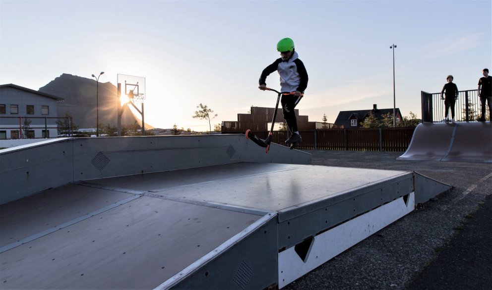 Að leik á skólalóð grunnskóla. Mynd Tómas Freyr Kristjánsson.