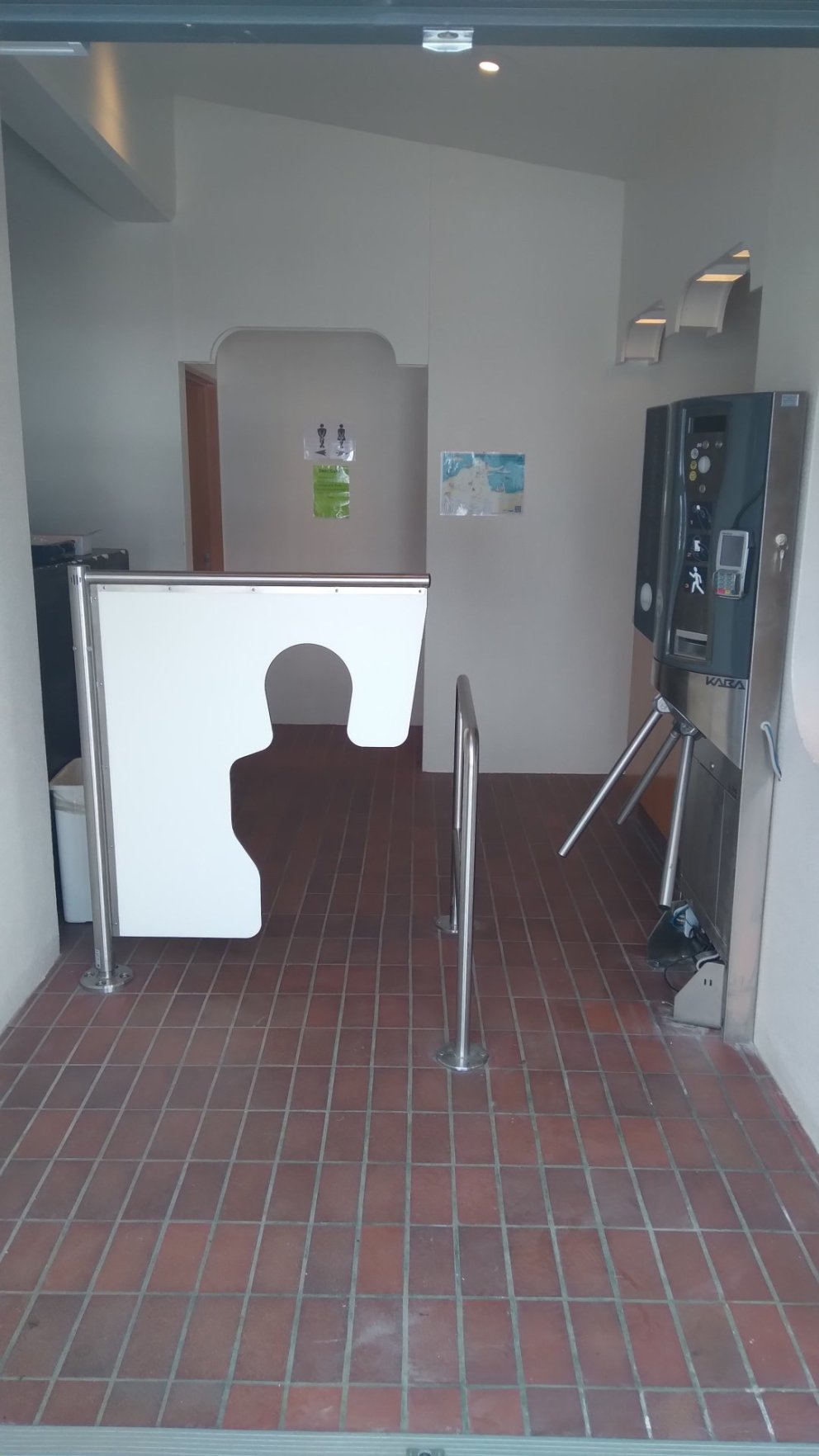 Greiðsluhlið við ferðamannainngang í Samkomuhúsi