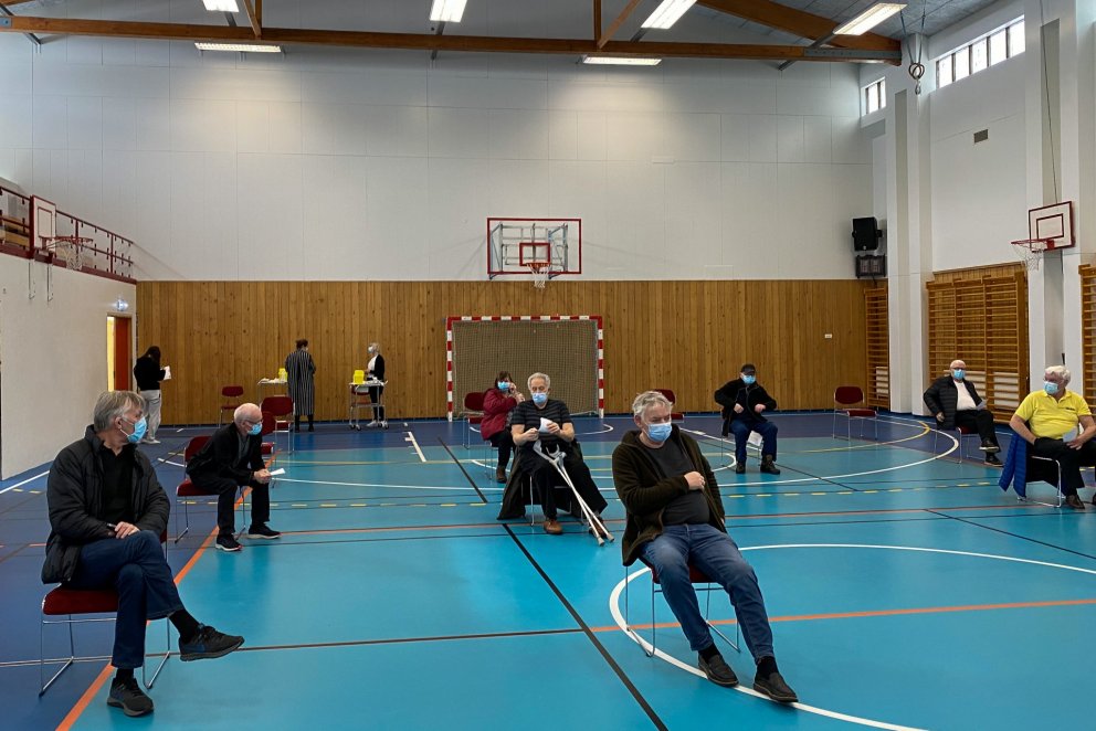 Frá bólusetningu í íþróttahúsinu vorið 2021