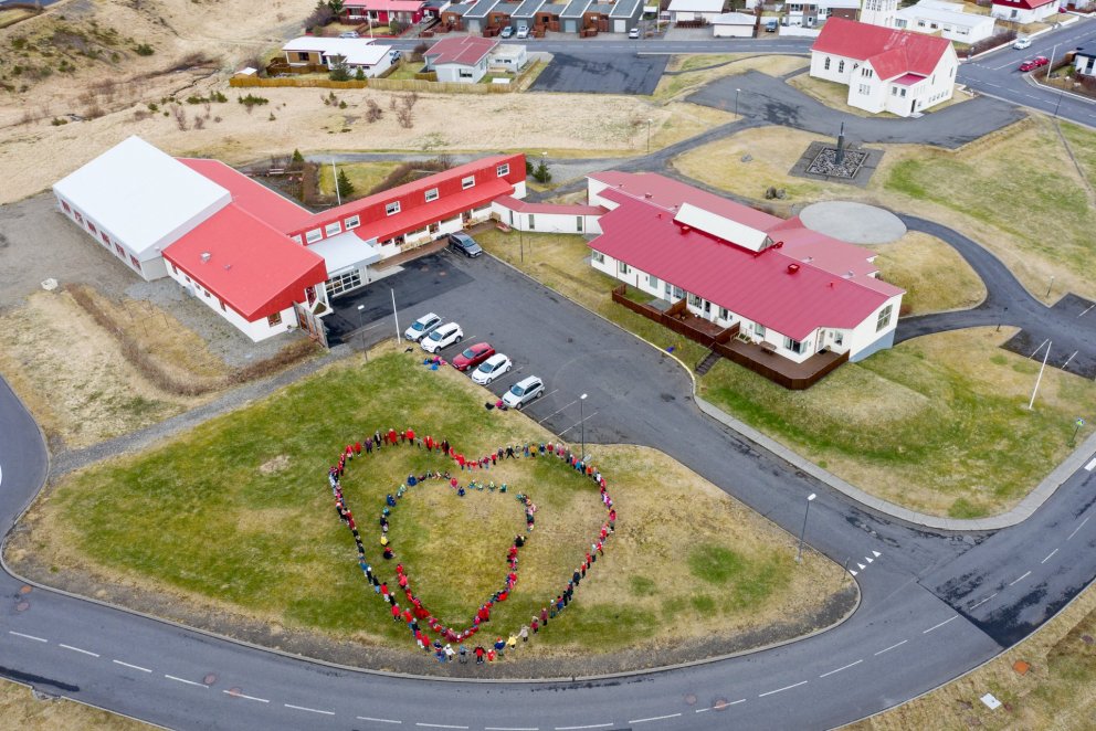 Börnin mynda hjarta við Fellaskjól, 7. maí 2020. Mynd: Tómas Freyr Kristjánsson.