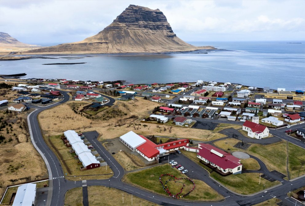 Leik- og grunnskólabörn mynda hjarta við Fellaskjól og íbúðir eldri borgara við Hrannarstíg. Mynd: T…