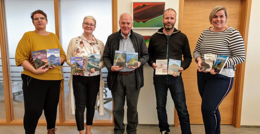 Í Ráðhúsinu fimmtudaginn 28. maí síðastliðinn þegar Gísli Karel Halldórsson, fulltrúi Eyrbyggja, afh…