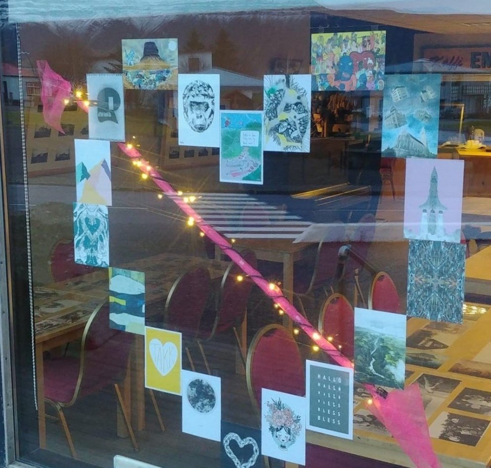 Hjartað í bleikum október er einnig myndlistarsýning.