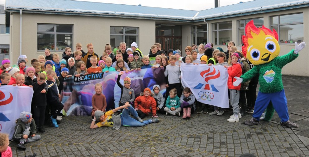 Nemendur Grunnskóla Grundarfjarðar með lukkudýrinu Blossa, rétt fyrir upphaf hlaups.