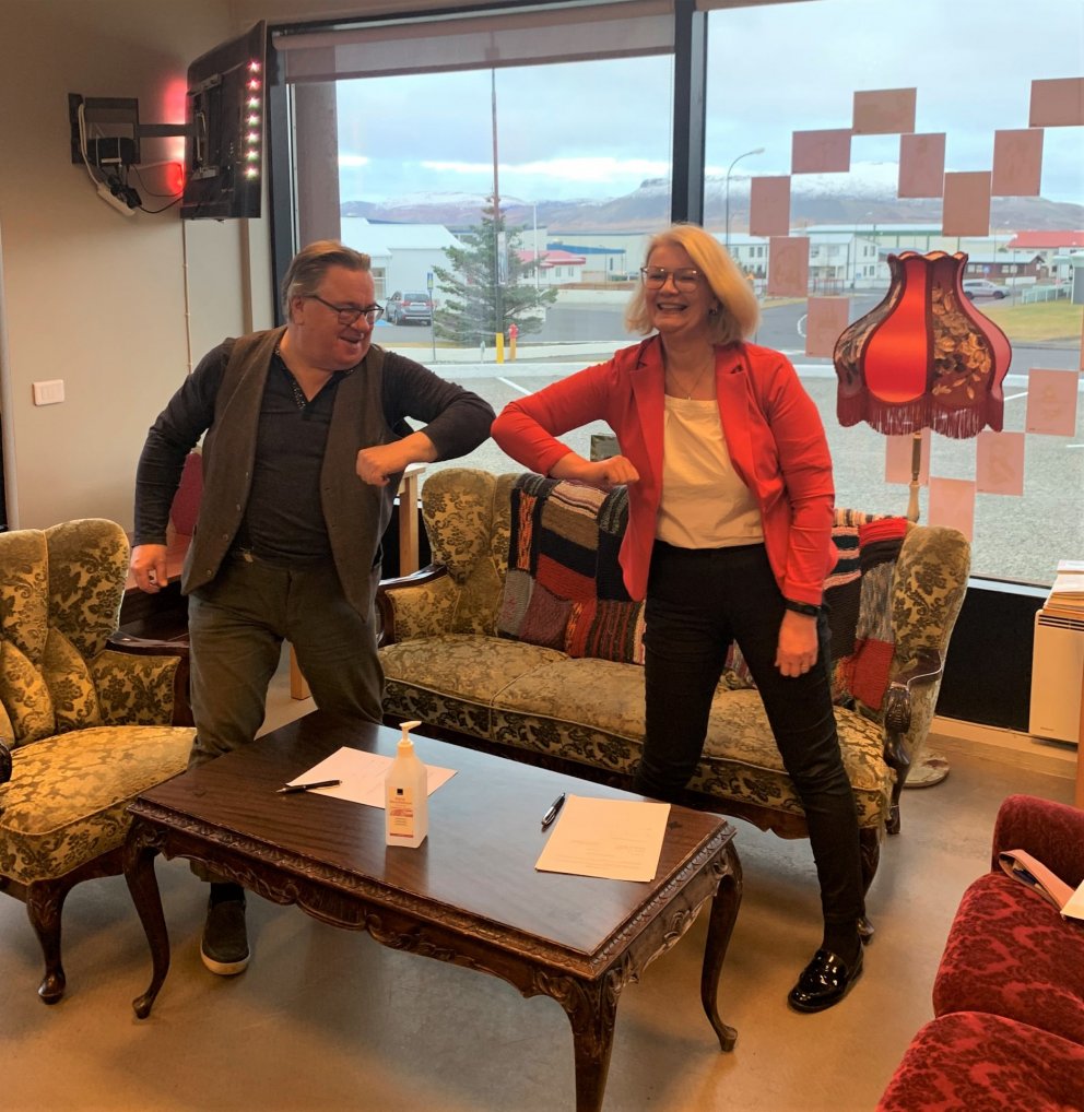 Ingi Hans og Björg bæjarstjóri við undirritun samnings í Sögumiðstöðinni í nóvember 2020. Mynd: Rósa…