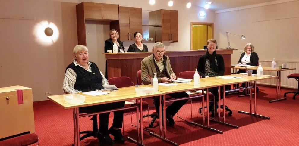 Kjörstjórn Grundarfjarðarbæjar og starfsmaður að morgni kjördags.