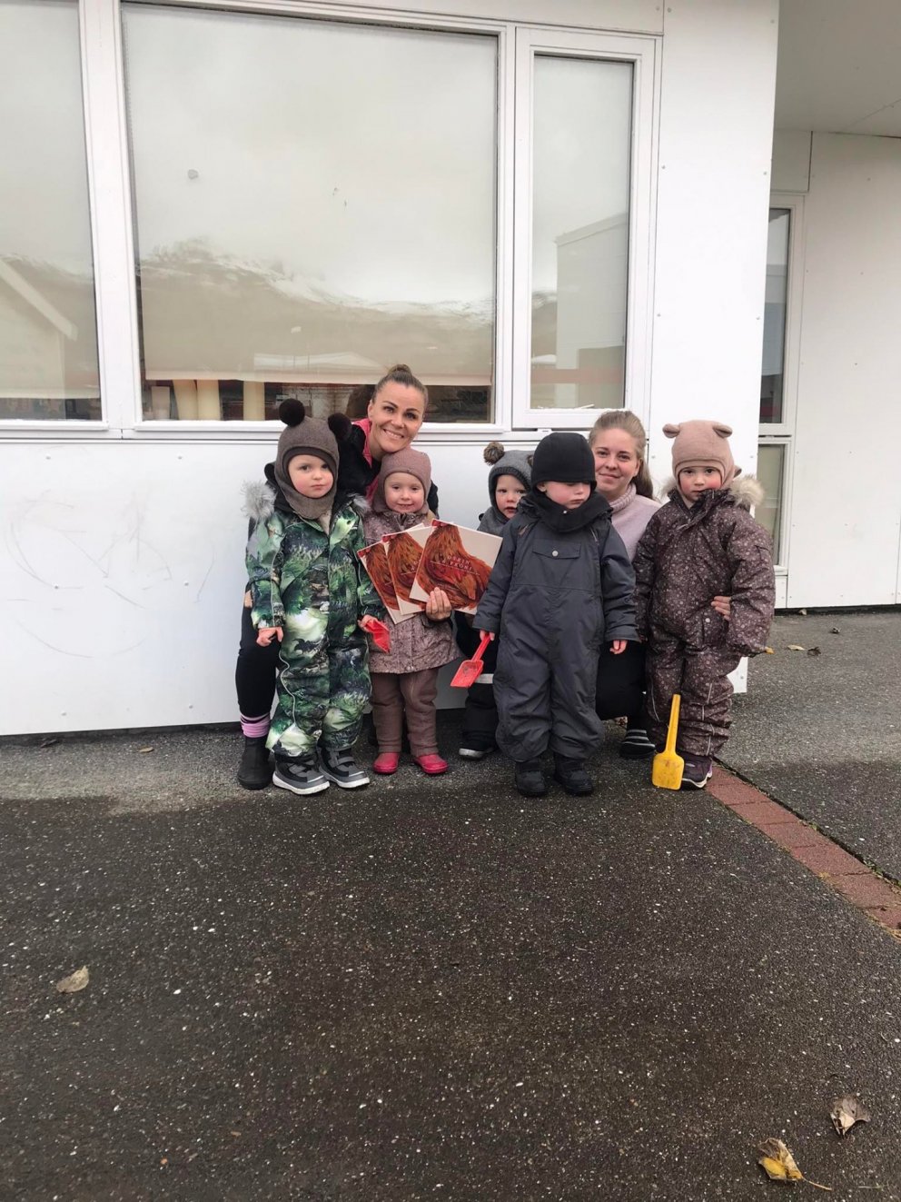 Halldóra Dögg Hjörleifsdóttir, frá Fisk Seafood og Gyða Rós Freysdóttir, starfsmaður leikskólans, ás…