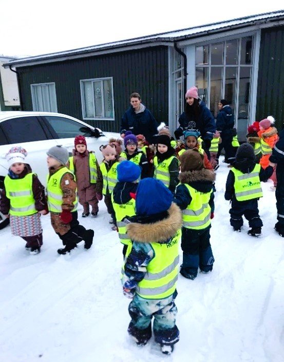 Elstu leikskólabörnin úti að syngja