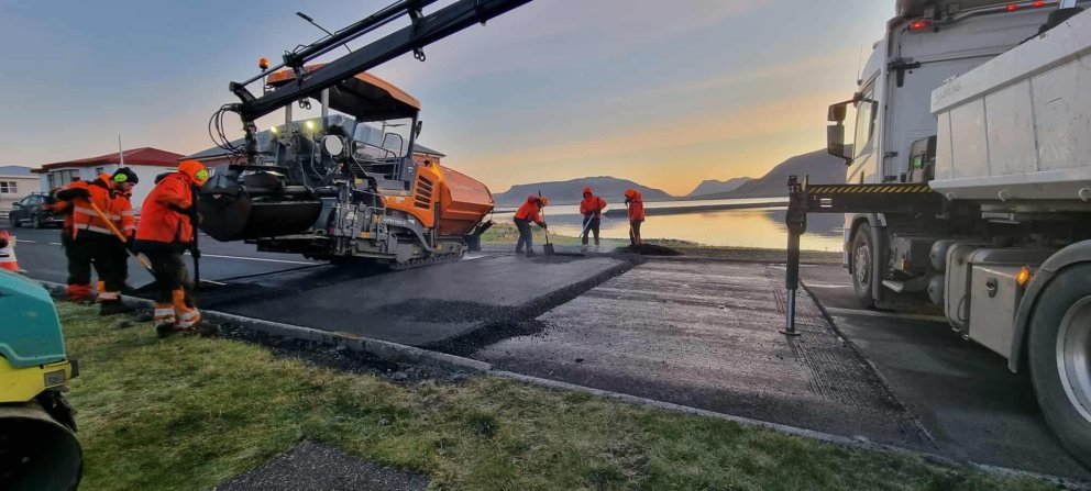 Ný hraðahindrun malbikuð austast á Grundargötu að morgni 20. september 2025. 
Mynd: Malbikun Akurey…