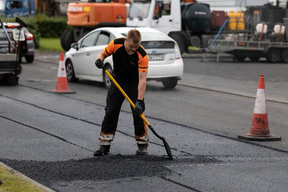 Frá framkvæmdum við malbikun Grundargötu í síðustu viku. Mynd: Tómas Freyr Kristjánsson.