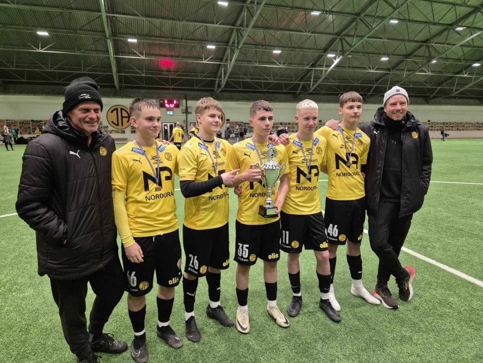 Strákarnir fimm með íslandsmeistaratitilinn ásamt þjálfurum.