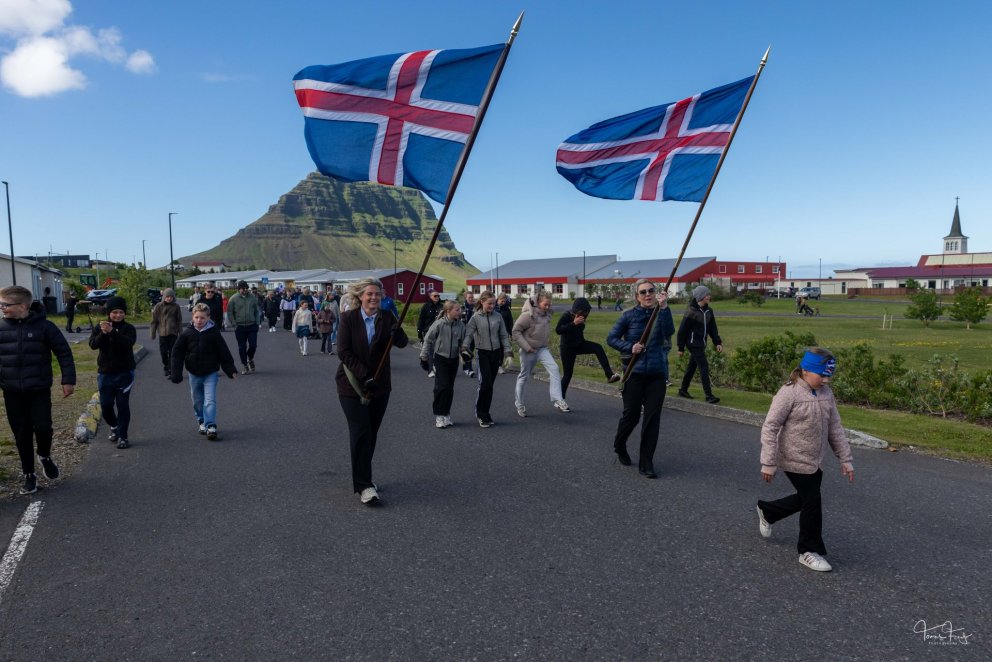 Sigurborg Knarran Ólafsdóttir og Ágústa Einarsdóttir voru fánaberar. Þær leiða skrúðgönguna hér álei&hellip;