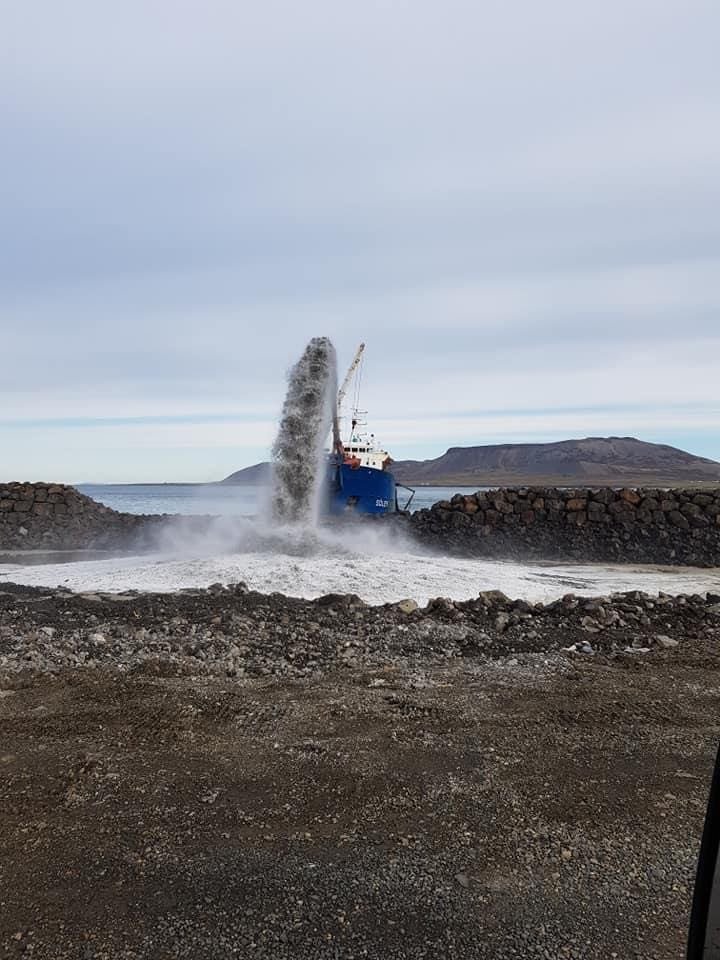 Dýpkunarskipið Sóley losar efni föstudaginn 25. september 2020.