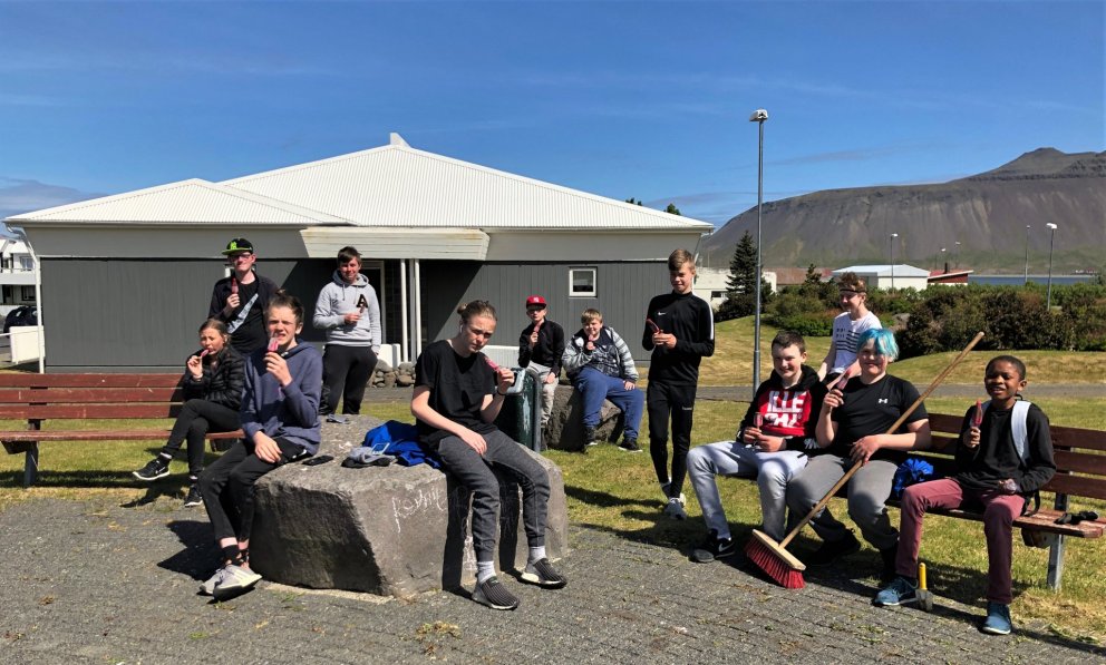Krakkar í vinnuskólanum fagna vel unnu verki, sumarið 2019. 
Mynd: Helga Sjöfn Ólafsdóttir.